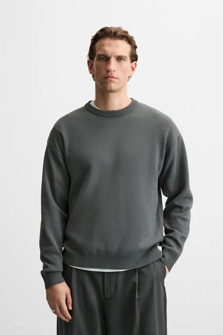 PULLOVER A TACTO SUAVE EN GRIS OSCURO