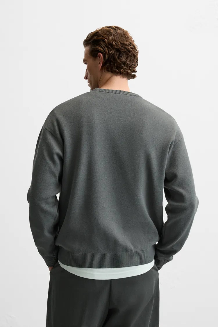 PULLOVER A TACTO SUAVE EN GRIS OSCURO